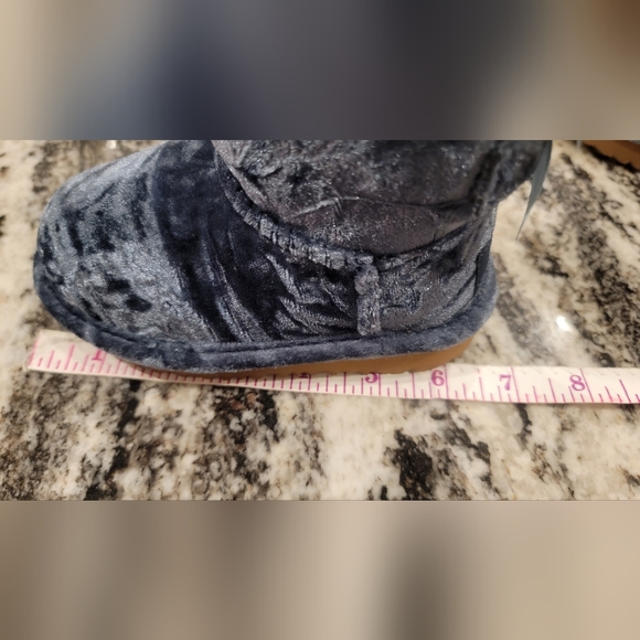 UGG Girl's Bailey Velvet Faux Fur Boots Toddler. - Picture 4 of 8